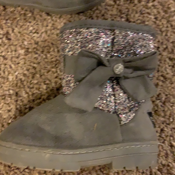 Like new toddler size 8 BeBe fur boots - Picture 2 of 5